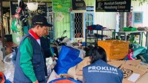 DLH Balikpapan libatkan Kelompok Swadaya Masyarakat (KSM) dalam upaya mengurangi sampah rumah tangga sebelum dibuang ke TPA Manggar, Balikpapan Timur, Kamis (6/3/2025). (Dok: hlm/katakaltim)