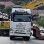 Alat berat melintang menghalangi pengguna jalan di Jalan Poros Samarinda-Bontang, Jumat 4 April 2025. (Dok: snd/katakaltim)