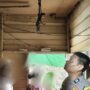 Polisi saat melakukan olah TKP korban yang ditemukan gantung diri. (dok: Humas Polres Kukar)