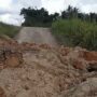 Akses jalan di Bukit Indah, Desa Sukamaju, RT 13 Dusun 4, Kecamatan Tenggarong Seberang, Kukar, ditutupi pihak perusahaan, Senin 7 April 2025 (dok: agu/katakaltim)