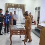 Wakil Wali Kota Bontang, Agus Haris, dalam proses penandatanganan komitmen bersama untuk mencapai target ‘Zero pengangguran’, Selasa 15 April 2025. (Dok: yub/katakaltim)