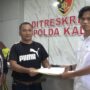 KKSS Kukar melaporkan dugaan pemalsuan dokumen terkait perubahan Anggaran Dasar dan Akta Yayasan yang berada di bawah naungan KKSS Kukar ke Polda Kaltim, Rabu (16/4/2025). (Dok: hlm/katakaltim)