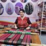 Pengrajin seni budaya saat menampilkan teknik Tenun Ulap Doyo sebagai warisan budaya di Kalimantan Timur (dok: pemprovkaltim)