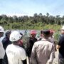 Warga Kampung Muara Beloan, Kecamatan Muara Pahu, Kabupaten Kutai Barat (Kubar) menutup jalan hauling milik PT MBL, Kamis 17 April 2025. (Dok: Humas Polres Kubar)