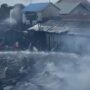 Api melalap 8 bangunan di Jalan Pelabuhan, RT 32, Kelurahan Rawa Makmur, Kecamatan Palaran, Kota Samarinda, Sabtu, 19 April 2025, siang. (Dok: agu/katakaltim)