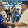 Wakil Wali Kota Bontang saat menasihati orang tua yang membawa anaknya di Bontang City Mall dalam program wajib belajar, Selasa 22 April 2025 (dok: agu/katakaltim)