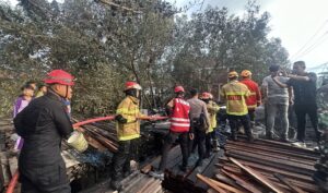 Bangunan penjual kayu di Jalan Baru Somber, RT 45 Baru Tengah, Kota Balikpapan, hangus terbakar, Rabu 23 April 2025. (Dok: hlm/katakaltim)