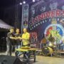 Wakil Ketua SCB (kiri), bersama Ketua SCB (tengah) dan Asisten II Pemkot Bontang (kanan) saat melakukan pemotongan tumpeng dalam gelaran Anniversary SCB ke-13 di UMKM Center, Sabtu 26 April 2025 (dok: agu/katakaltim)