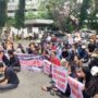 Puluhan pedagang pasar subuh di Kota Samarinda menggelar aksi demonstrasi di depan Balai Kota, Selasa 29 April 2025 (dok: Salsabila/katakaltim)