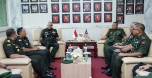 Pangdam VI/Mulawarman Mayjen TNI Rudy Rachmat Nugraha, menerima kunjungan Panglima 5 Divisyen Tentera Darat Malaysia (TDM) Mayjen Dato' Haji Noorul Azril Bin Ariffin di Makodam VI/Mulawarman, Balikpapan, Senin 28 April 2025 (dok: hlm/katakaltim)