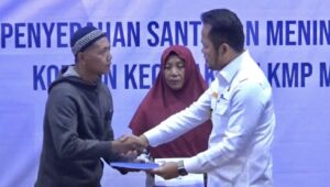 Gubernur Kaltim Rudy Mas'ud, menyerahkan langsung santunan ke keluarga korban masing-masing sebesar Rp125 Juta. Berlangsung di Kantor Jasa Raharja Kanwil Kaltim, Jalan Jenderal Sudirman Kelurahan Gn Bahagia, Kecamatan Balikpapan Selatan, Kamis (8/5/202) (dok: hlm/katakaltim)