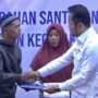Gubernur Kaltim Rudy Mas'ud, menyerahkan langsung santunan ke keluarga korban masing-masing sebesar Rp125 Juta. Berlangsung di Kantor Jasa Raharja Kanwil Kaltim, Jalan Jenderal Sudirman Kelurahan Gn Bahagia, Kecamatan Balikpapan Selatan, Kamis (8/5/202) (dok: hlm/katakaltim)
