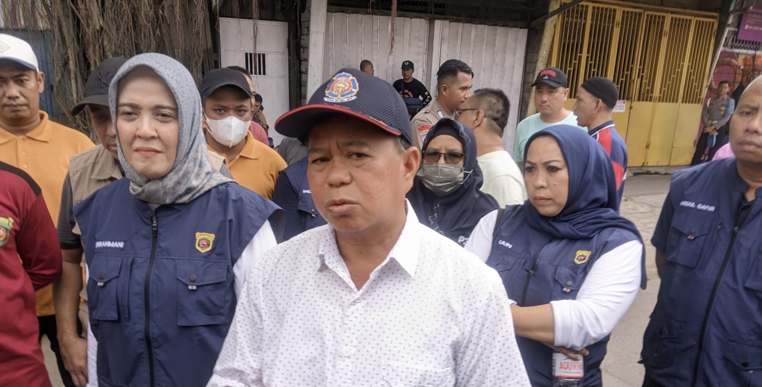 Asisten II Bidang Ekonomi dan Pembangunan Setda Samarinda, Marnabas Patiroy, saat ditemui usai penggusuran berlangsung (Dok: Ali/katakaltim)