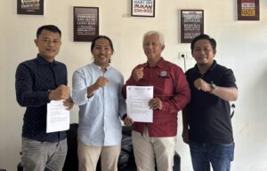 Pimpinan LPK BKE Hari Prasetyo, bersama Pengurus Pemuda Kutim Hebat (dok: caca/katakaltim)