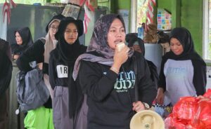 Pembina Kutim Muda Inovatif, Jusmiati saat berada di Sekolah Alam Melawan (dok: caca/katakaltim)