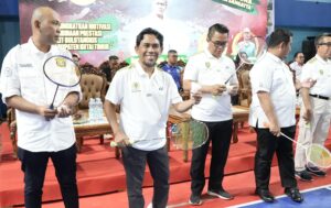 Ketua DPRD Kutim, Jimmi, bersama Bupati dan Wakil Bupati Kutim serta Ketua PBSI Kutim terpilih, dalam agenda Kejurkab Kajari Cup PBSI Kutim 2025 (dok: ainun/katakaltim)