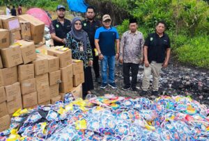 Pemusnahan produk makanan ringan mengandung gelatin babi oleh Pemprov Kaltim. (dok: Pemprov Kaltim)
