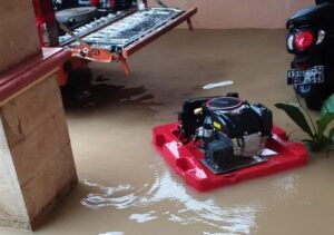Rumah kepala BPBD Kukar terendam banjir. (dok: Akbar/katakaltim)
