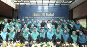 TP PKK Kota Balikpapan menggelar acara Halalbihalal sekaligus peluncuran podcast perdana di Kebun Raya Balikpapan (KRB), Rabu 30 April 2025 (dok: hlm/katakaltim)