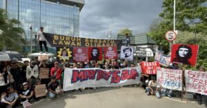 Komite Rakyat Berlawan Kaltim menggelar aksi May Day hari ini, Kamis (1/5/2025) di depan kantor Gubernur Kaltim (dok: Ali/katakaltim)
