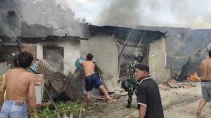 Kebakaran melanda sebuah rumah warga di Jalan Hidayah RT 02, Kelurahan Sungai Nangka, Kecamatan Balikpapan Selatan, pada Jumat (2/5/2025) sekitar pukul 10.00 Wita. (Dok: Ist)