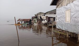 Detik-detik kapal ponton menabrak rumah warga di tepian Sungai Mahakam. (dok: Akbar/katakaltim)