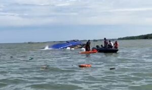 Evakuasi kapal feri yang tenggelam di Teluk Balikpapan (dok: drm/katakaltim)