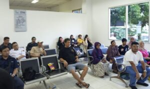 Para penumpang kapal Ferry Muchlisa Balikpapan-Penajam yang dievakuasi usai kapal tenggelam pada Senin 5 Mei 2025 (dok: Afri/katakaltim)