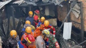 Evakuasi jenazah akibat kebakaran melanda wilayah Karang Jati, Kota Balikpapan, Selasa 6 Mei 2025 (dok: hlm/katakaltim)