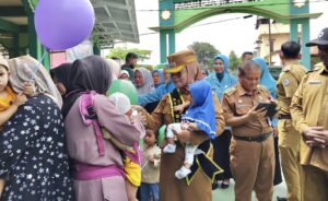 Wali Kota Bontang Neni Moerniaeni saat menggendong anak dalam peninjauan langsung gelaran timbang serentak, Selasa 6 Mei 2025 (dok: Andi/katakaltim)