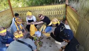 Organisasi adat Kutai, Remaong Kutai Berjaya (RKB) DPC Kota Samarinda dan PAC Separi, bersama para pemerhati budaya Kutai saat berkunjung ke cagar budaya Lesong Batu di Muara Kaman, Minggu 4 Mei 2025 (dok: agu/katakaltim)