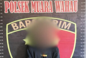 Tersangka ayah tiri yang rudapaksa anaknya di Muara Wahau (dok: Polsek Muara Wahau)