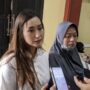 Pengacara korban, Laura Azani (kiri), bersama istri korban, Febby Ayu Indah Lestari (kanan), saat ditemui usai pembacaan putusan, Selasa 6 Mei 2025 (dok: Ali/katakaltim)