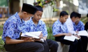 Anak SD sedang membaca buku (dok: pixabay)