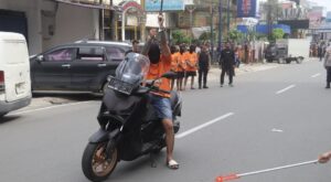 Pra rekonstruksi penembakan di THM Crown Kota Samarinda, Rabu 7 Mei 2025 (dok: ali/katakaltim)