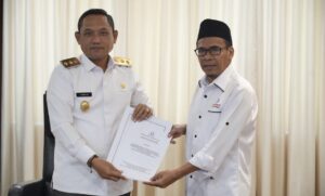 Kepala Perwakilan Ombudsman RI untuk Kaltim, Mulyadin, memberikan laporan hasil Investigasi Atas Prakarsa Sendiri (IAPS), kepada Wakil Gubernur Kaltim, Seno Aji (Dok: Ali/katakaltim)