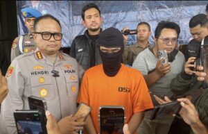 Tersangka R alias K, selaku Aktor Intelektualnya kasus penembakan di depan THM Crown saat konferensi pers di halaman Kantor Polresta Samarinda, Kamis (8/5/2025) (Dok: Ali/katakaltim)