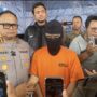 Tersangka R alias K, selaku Aktor Intelektualnya kasus penembakan di depan THM Crown saat konferensi pers di halaman Kantor Polresta Samarinda, Kamis (8/5/2025) (Dok: Ali/katakaltim)
