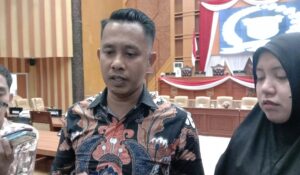 Tim kuasa hukum korban, Titus Tibayan Pakalla bersama Korban Malpraktik di RS HD, saat ditemui wartawan usai mengikuti Rapat Dengar Pendapat di DPRD Samarinda, Kamis (8/5/2025) (Dok: Ali/katakaltim)