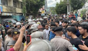 Bentrok aksi Relokasi Pasar Subuh di Kota Samarinda, Jumat 9 Mei 2025 (dok: Ali/katakaltim)