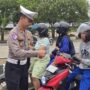 Kasat Lantas Polres Kukar, Iptu Ahmad Fandoli saat membagikan brosur kepada pengendara. (dok: Akbar/katakaltim)