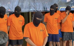 Para tersangka pembunuhan berencana di depan THM Crown Kota Samarinda ditampilkan polisi saat menggelar konferensi pers, Kamis 8 Mei 2025 di Mako Polresta Samarinda (dok: Ali/katakaltim)