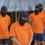 Para tersangka pembunuhan berencana di depan THM Crown Kota Samarinda ditampilkan polisi saat menggelar konferensi pers, Kamis 8 Mei 2025 di Mako Polresta Samarinda (dok: Ali/katakaltim)