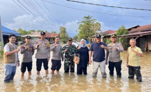 Sejumlah pejabat di Kutim bersama anggota DPRD Kaltim berkunjung langsung ke wilayah terdampak banjir di Kecamatan Bengalon, Jumat 9 Mei 2025 (dok: ainun/katakaltim)