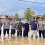 Sejumlah pejabat di Kutim bersama anggota DPRD Kaltim berkunjung langsung ke wilayah terdampak banjir di Kecamatan Bengalon, Jumat 9 Mei 2025 (dok: ainun/katakaltim)