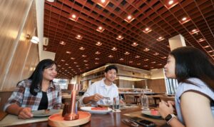 Para pengunjung di Qubika Boutique Hotel Nusantara di IKN (dok: Otorita IKN)