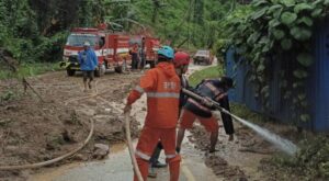Gunung longsor terjadi di Jalan Poros Samarinda-Tenggarong tepatnya di Loa Duri, Kecamatan Loa Janan, Kutai Kartanegara (Kukar), Senin (12/5/2025). (dok: akbar/katakaltim)