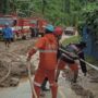 Gunung longsor terjadi di Jalan Poros Samarinda-Tenggarong tepatnya di Loa Duri, Kecamatan Loa Janan, Kutai Kartanegara (Kukar), Senin (12/5/2025). (dok: akbar/katakaltim)