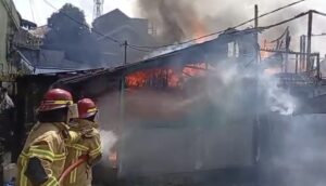 Tim PMK BPBD Kota Balikpapan saat berusaha memadamkan api di salah satu rumah warga di kawasan Jalan Mayjen TNI Imat Saili RT30 Kelurahan Sumber Rejo, Balikpapan Tengah, Selasa (13/5/2025). (Dok: hlm/katakaltim)