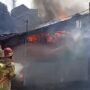 Tim PMK BPBD Kota Balikpapan saat berusaha memadamkan api di salah satu rumah warga di kawasan Jalan Mayjen TNI Imat Saili RT30 Kelurahan Sumber Rejo, Balikpapan Tengah, Selasa (13/5/2025). (Dok: hlm/katakaltim)